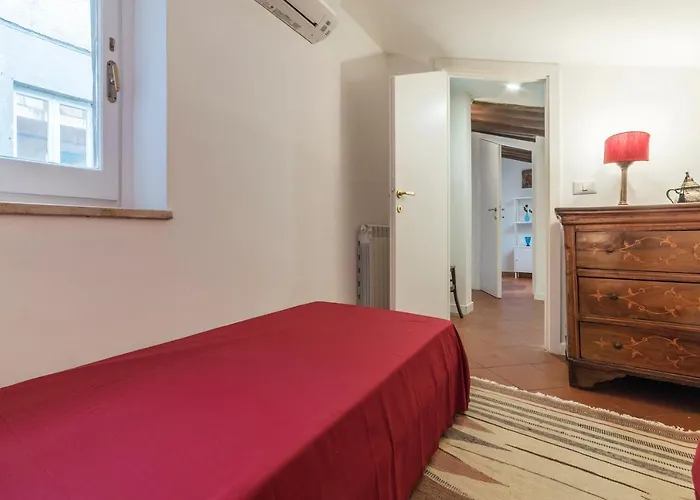 Three Bedrooms In World-famous Via Giulia - Fromhometorome